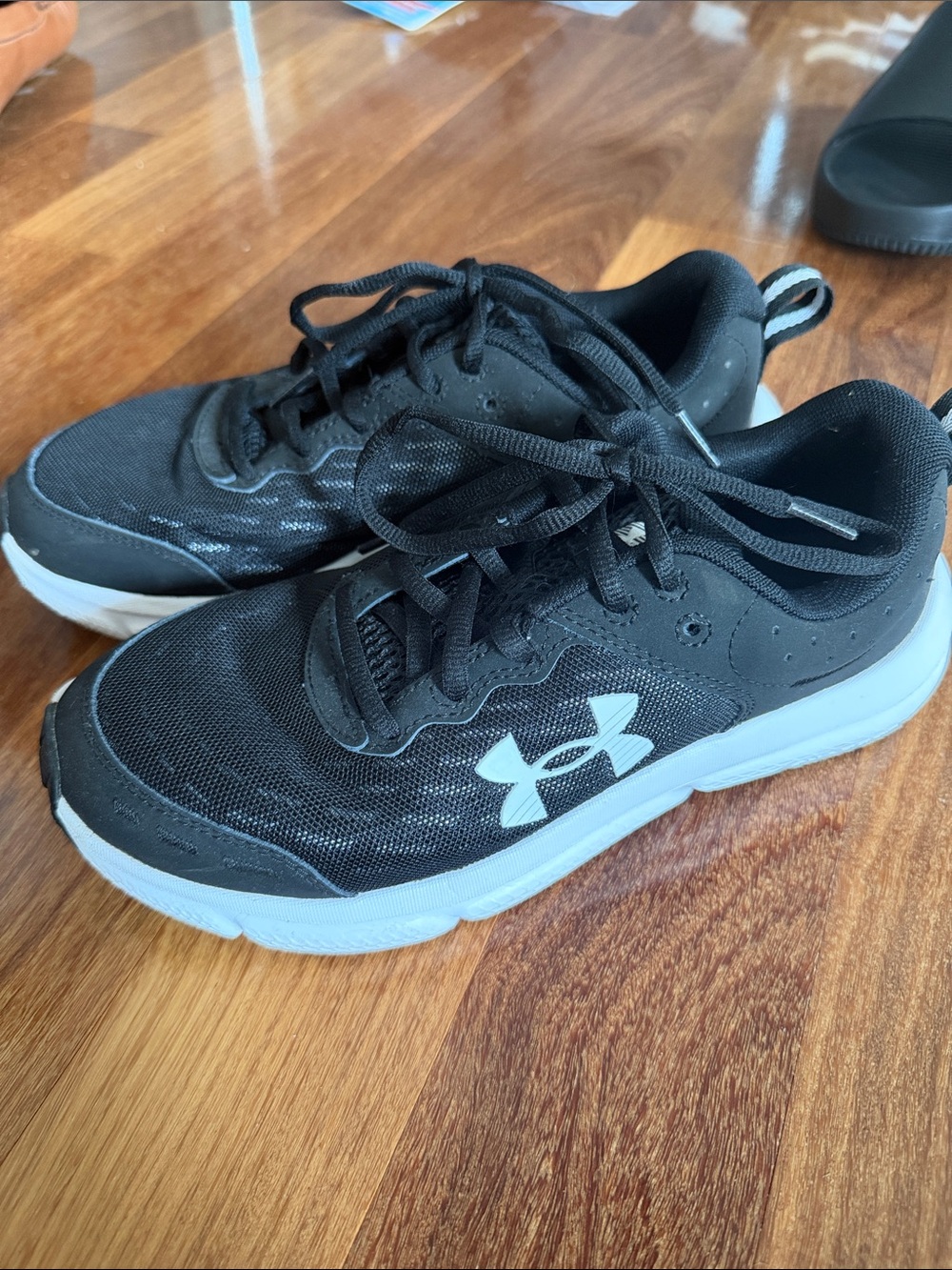 Under Armour Kids' 6.5 WIDE (se) athletic shoe